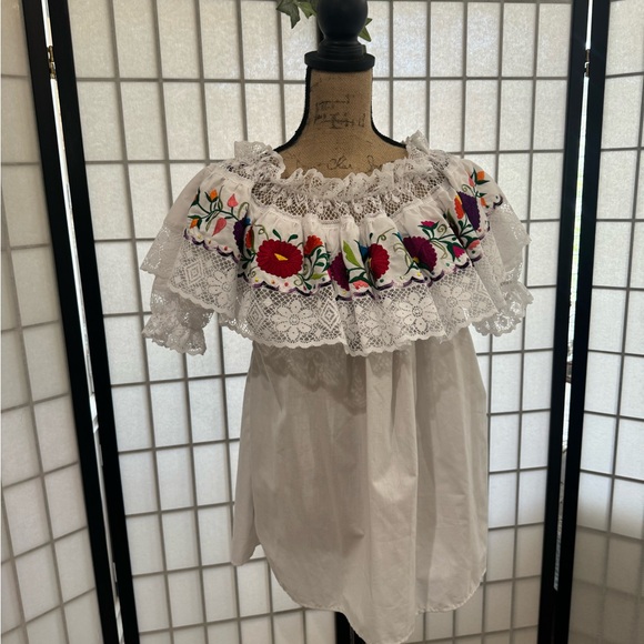 Mexican Short Sleeve Floral Embroidered Ruffle Neckline Blouse Women’s Size L - Picture 15 of 15